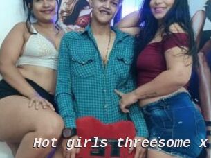 Hot_girls_threesome_x